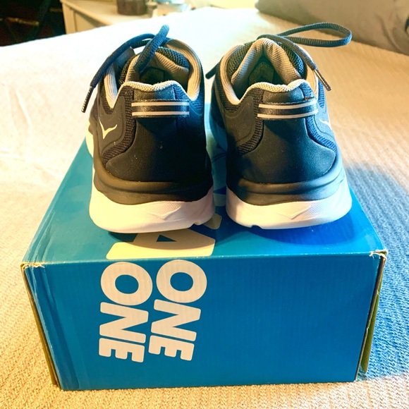 Hoka One One- Women’s Akasa 9.5 - Picture 4 of 7